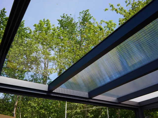 Aluminium-Terrassenüberdachung mit transparenter Dacheindeckung