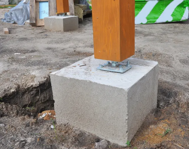 Betonfundament mit Pfostenträger für eine Terrassenüberdachung