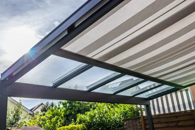 Glasdach einer Terrassenüberdachung mit ausfahrbarer Markise