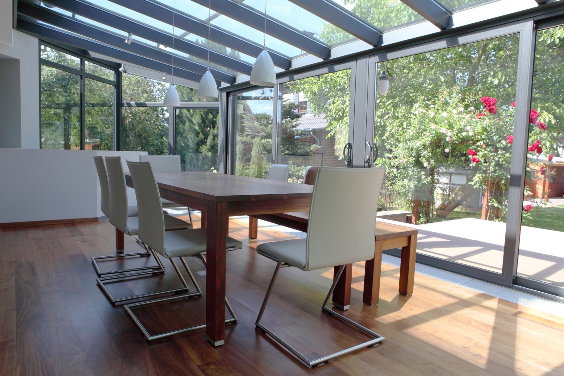 Heller Kaltwintergarten mit Glasdach, Glas-Seitenwänden und Schiebetüren