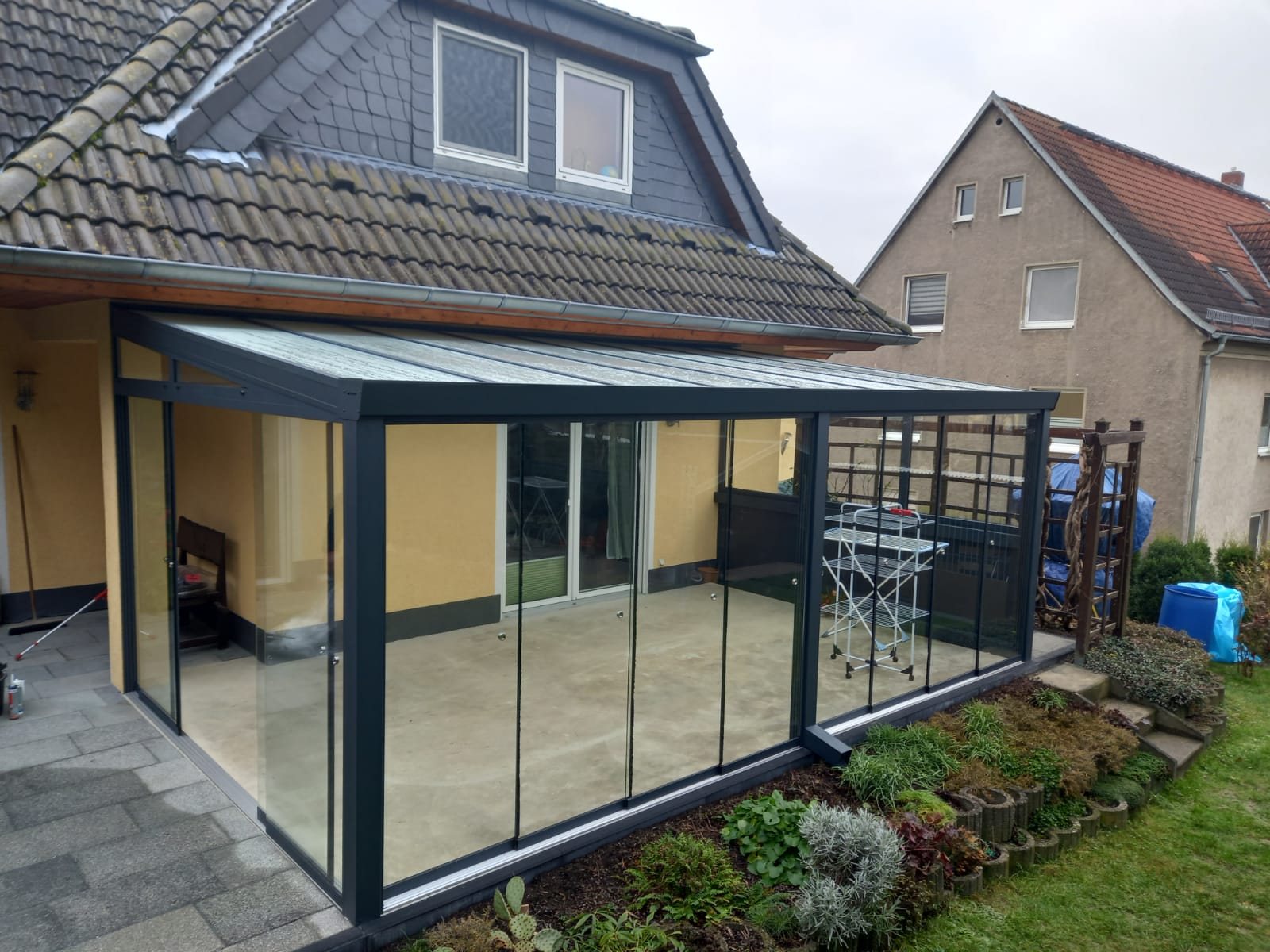 Eigene Referenz der AM-Bauhandwerk UG: Kaltwintergarten mit Aluminiumprofilen und großflächigen Glas-Schiebeelementen