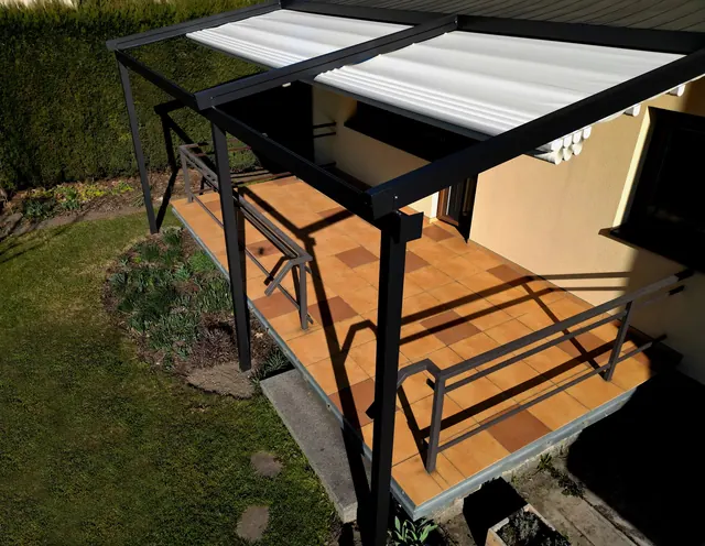 Terrassenüberdachung mit integriertem Sonnenschutz